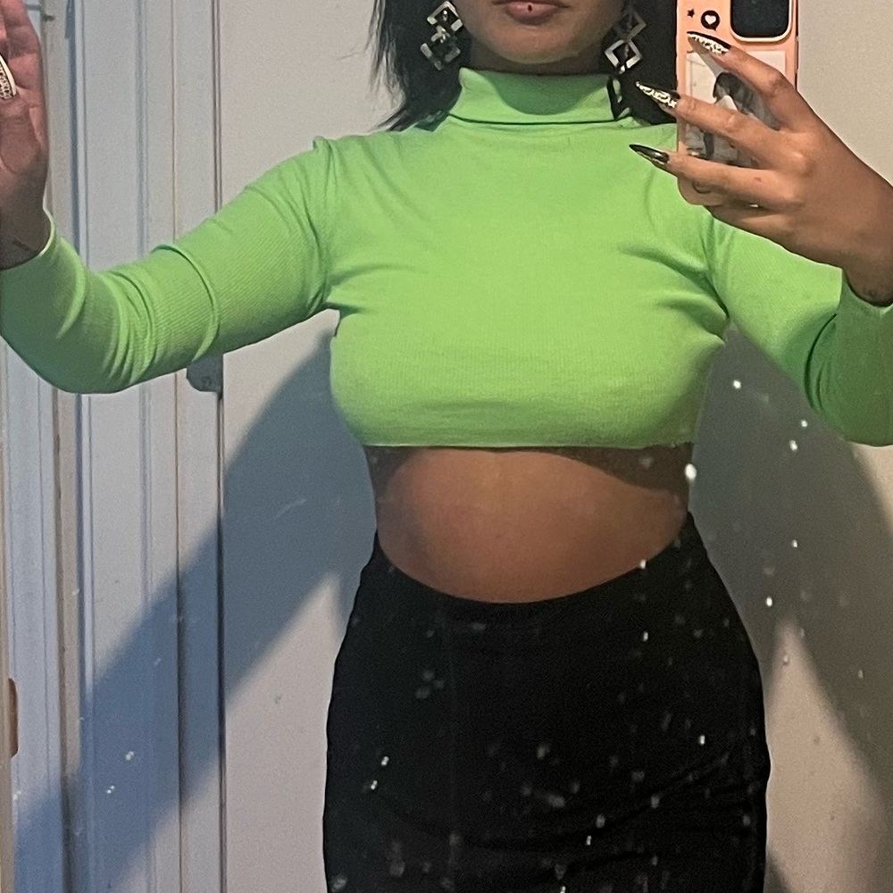 Long sleeve green cropped top
